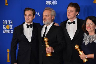 Los Angeles, Usa. 5 Ocak 2020: Dean-Charles Chapman, Sam Mendes, George Mackay & Pippa Harris, Beverly Hilton Hotel 'deki Altın Küre Ödülleri' nde basın odasında