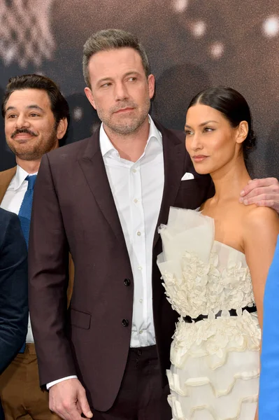 Лос Анджелес Калифорния 2020 Madrigal Ben Affleck Janina Gavankar Мировой — стоковое фото