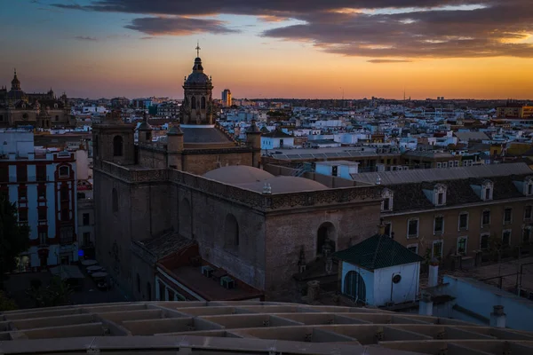 Una vista al tramonto dei tetti di Siviglia preso dal Metropol Ombrellone, guardando verso il caterdrale principale . — Foto Stock