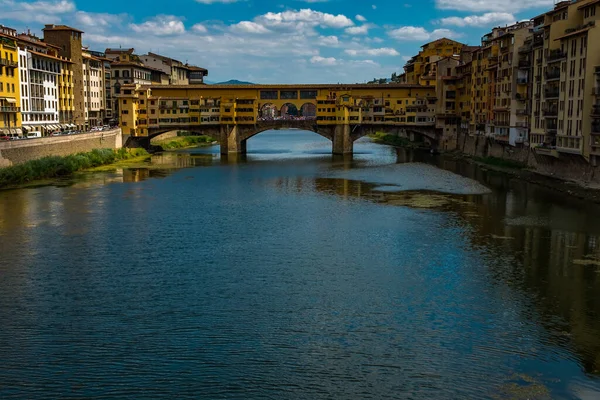 Vista sul fiume Arno a Firenze fino al famoso Ponte Vecchio, questo ponte fu l'unico non distrutto a Firenze durante la seconda guerra mondiale — Foto Stock