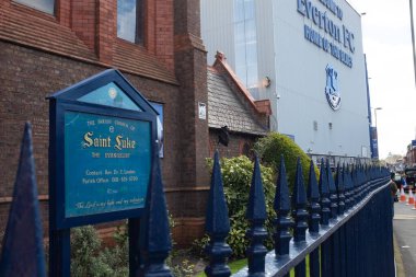 Everton, Liverpool, İngiltere, 17 Nisan 2016: Saint Lukes kilisesi Everton Futbol Kulübü 'nün yanında, Goodison Park Stadyumu ilk olarak 1878 yılında kuruldu.