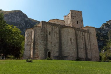 San Vittore alle Chiuse yuvarlak kuleleri ile Genga, Marche, İtalya komün Roma Katolik manastırı ve kilisesidir.
