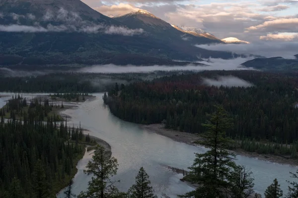 Uma vista do rio Athabasca enquanto tece seu caminho através do Parque Nacional Jasper, Canadá — Fotografia de Stock