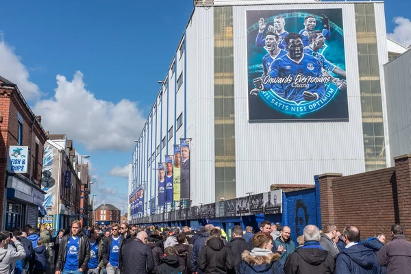 Everton, Liverpool, Engeland, 17 april 2016: menigten supporters verzamelen zich bij Everton Football Club voor een wedstrijd tegen Southampton, vlaggen en sjaals in de Everton kleuren zijn te zien. — Stockfoto