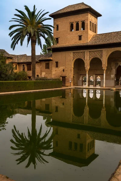Alhambra, Granada, Spagna, 23 settembre 2017: Un grande stagno centrale all'interno dell'Alhambra di Granada, Andalusia, Spagna, il riflesso di una grande palma — Foto Stock