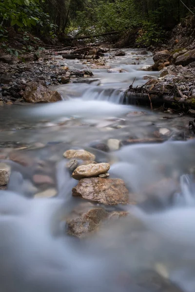 Потік струмка в Канаді протікає крізь скелі. — стокове фото