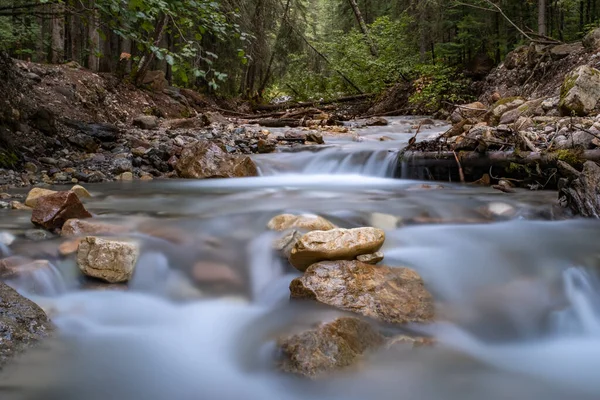 Nahaufnahme eines durch Felsen fallenden Flusses in Kanada — Stockfoto