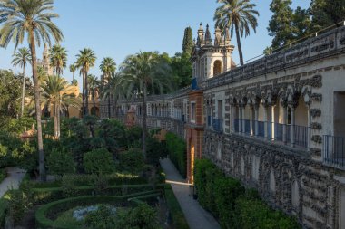Seville, İspanya, 29 Eylül 2017: İspanya Kraliyet Alcazar Kompleksi 'nin içindeki bahçelerin süslü iç duvarlarının yanına bakıyorum.