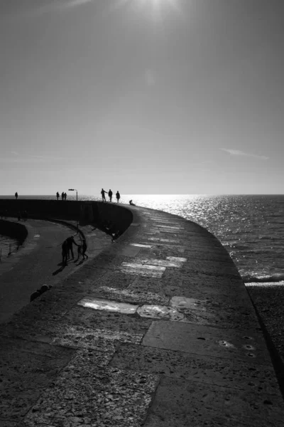 Lyme Regis Cob barre en el mar — Foto de Stock