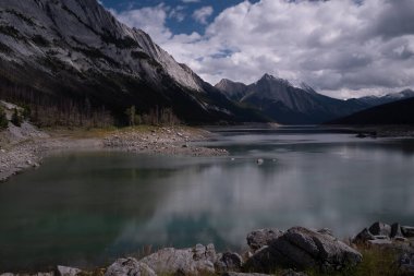 Medicine Lake, Jasper Ulusal Parkı 'nın gölün başından itibaren uzun süre açık kalması nedeniyle gölün suları pürüzsüzdür..