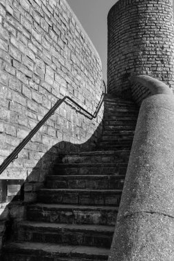 Lyme Regis 'in basamaklarını ve kıvrımlı beton duvarlarını süpür