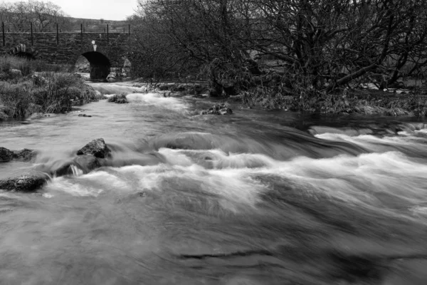 Zwart-wit beeld van de Lyd onder de B3357 op Dartmoor — Stockfoto