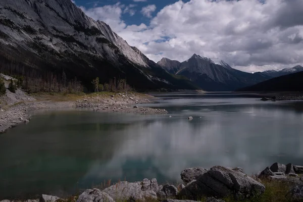 Μια μεγάλη έκθεση πλάνο της λίμνης Medicine, Jasper National Park, από το κεφάλι της λίμνης, τα νερά της λίμνης είναι λεία λόγω της μεγάλης έκθεσης. — Φωτογραφία Αρχείου