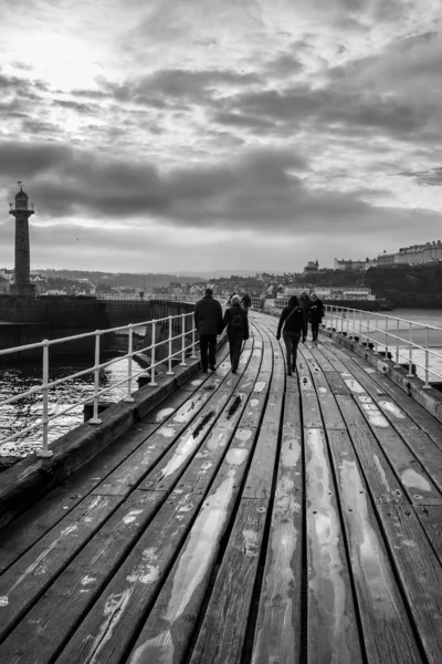 Whitby Harbour Harbour Wall Puente de madera —  Fotos de Stock