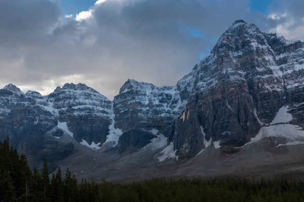 Impressionante vista matinal da cordilheira Wenkchemma no Vale de Ten Peaks no Lago Moraine, Banff, Canadá — Fotografia de Stock