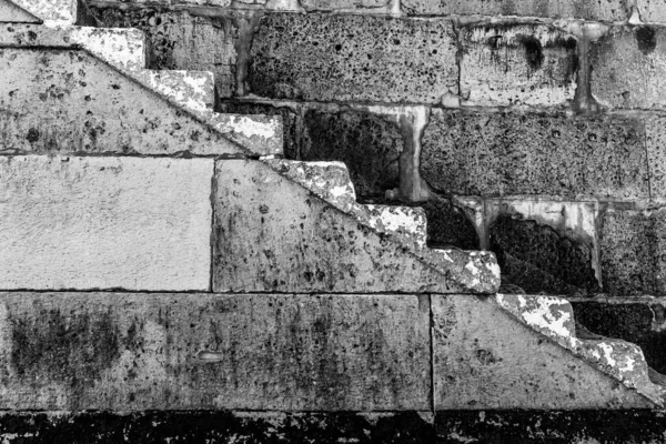 Schwarz-Weiß-Foto der Schritte in der Hafenmauer — Stockfoto