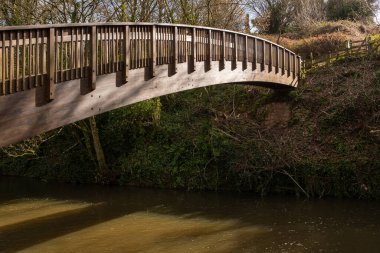 Bir beauitul kemerli ahşap köprü Devon, İngiltere'de River Otter yayılan