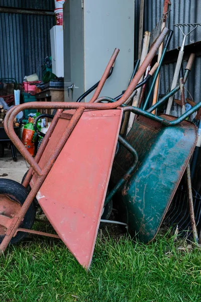 Wiel Barrows en tuingereedschap — Stockfoto