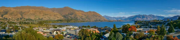 Wanaka 'dan Wanaka Gölü' ne geniş panoramik bir manzara.