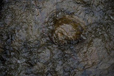 Akan suyun dokusu. Bir dağ nehrinin arka plan görüntüsü