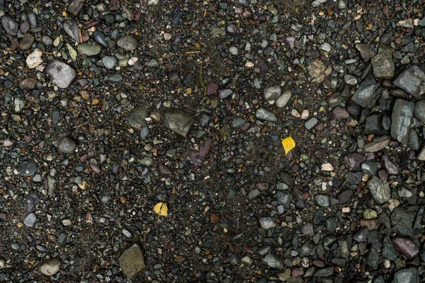 Strukturen på en grund flod sten. Pebble bakgrundsbild — Stockfoto