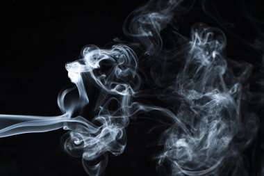 Karanlık bir arka plan üzerinde duman bir wisp fotoğrafı