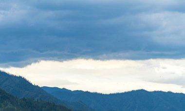 Bir dağ manzara arka plan görüntüsü. Rusya, Sibirya, Altay