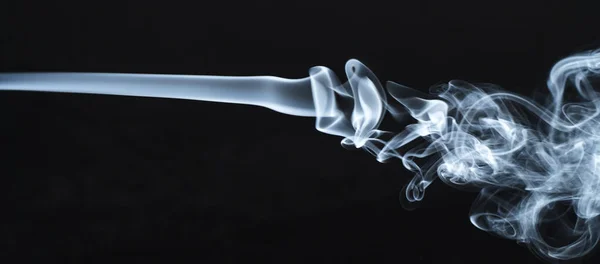 Foto einer Rauchsäule auf dunklem Hintergrund — Stockfoto