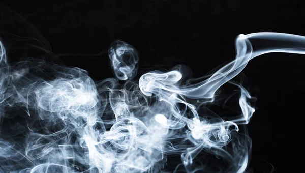 暗い背景に煙の一口の写真 — ストック写真