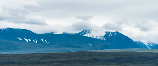 Bakgrundsbild av ett bergslandskap. Ryssland, Sibirien, Altai — Stockfoto