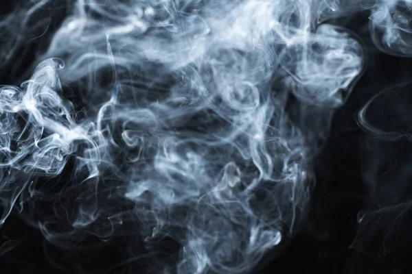 Φωτογραφία ενός τσιγάρου σε σκοτεινό φόντο — Φωτογραφία Αρχείου