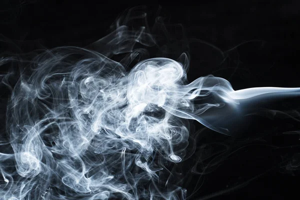 Karanlık bir arka plan üzerinde duman bir wisp fotoğrafı