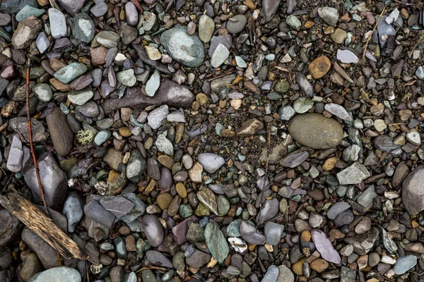 Die Textur eines flachen Flusssteins. Kieselstein Hintergrundbild — Stockfoto