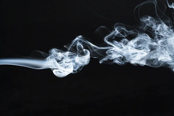 暗い背景に煙の一口の写真 — ストック写真