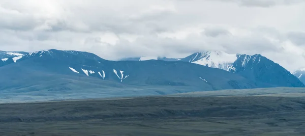 Bakgrundsbild av ett bergslandskap. Ryssland, Sibirien, Altai — Stockfoto