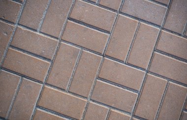 Çim ile büyümüş kaldırım levhaları Doku. Bir tabaka taşının arka plan görüntüsü