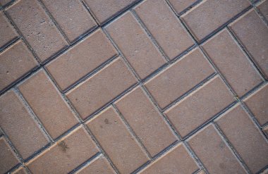 Çim ile büyümüş kaldırım levhaları Doku. Bir tabaka taşının arka plan görüntüsü