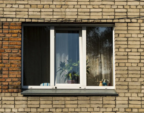 Foto de no una nueva ventana de tiempo maltrecho —  Fotos de Stock