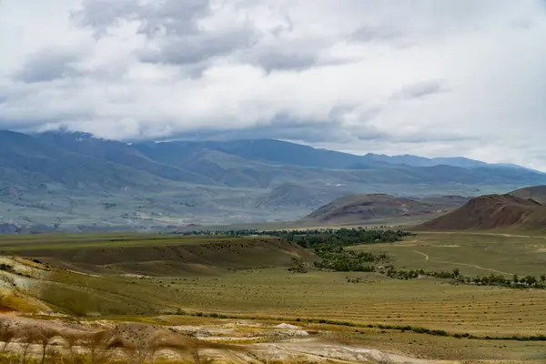 Imagem de fundo de uma paisagem de montanha. Rússia, Sibéria, Altai — Fotografia de Stock