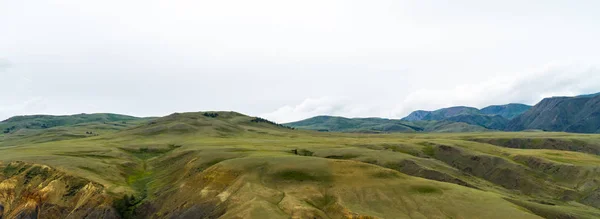 Egy hegyi táj háttérképe. Oroszország, Szibéria, Altaj — Stock Fotó