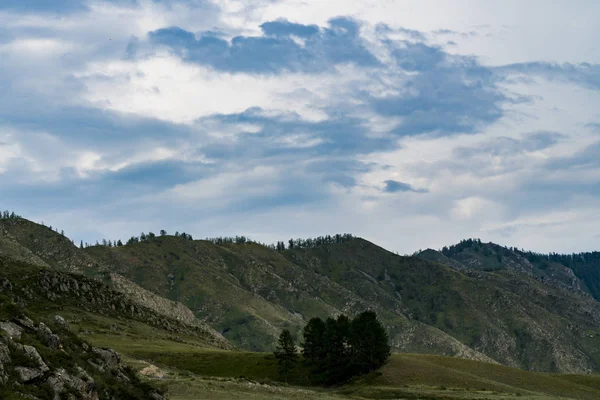 Imagem de fundo de uma paisagem de montanha. Rússia, Sibéria, Altai — Fotografia de Stock