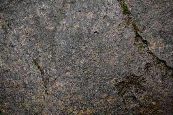 Textur aus feuchtem Stein mit Moos bedeckt. Hintergrundbild von macr — Stockfoto