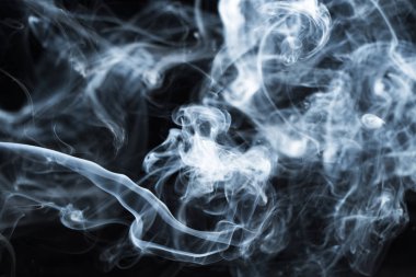 Karanlık bir arka plan üzerinde duman bir wisp fotoğrafı