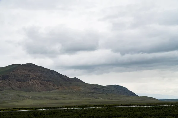 Imagen de fondo de un paisaje de montaña. Rusia, Siberia, Altai — Foto de Stock