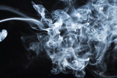 Karanlık bir arka plan üzerinde duman bir wisp arka plan görüntüsü. Akan dumanın dokusu. Karanlık bir arka plan üzerinde donmuş duman. Grafik kaynakları koyu fon. Beyaz sis bulutlarının texura'sı. Hareket halinde donmuş duman bukleleri.