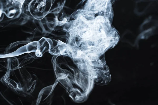 暗い背景に煙のウィスプの背景画像 流れる煙の質感 暗い背景に凍った煙 グラフィックリソース暗い背景 霧の白い雲のテキチュラ 動きで凍った煙のカール — ストック写真