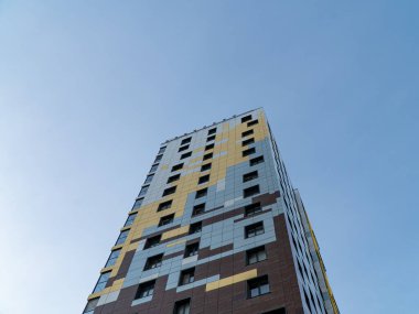 Binaların ve yapıların mimari öğelerinin arkaplan görüntüsü. Çok katlı ofis ve alışveriş merkezlerinin elementleri ve parçaları. İnşaatta yansıtıcı cam kullanımı.