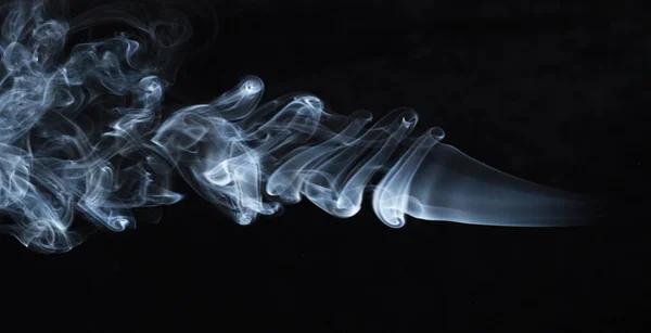 暗い背景に煙のウィスプの背景画像 流れる煙の質感 暗い背景に凍った煙 グラフィックリソース暗い背景 霧の白い雲のテキチュラ 動きで凍った煙のカール — ストック写真