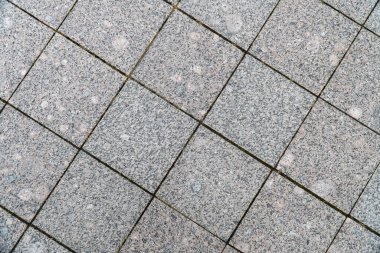 Kaldırım yüzeyinin arkaplan görüntüsü. Duvar kağıdı. Metin için substrat. Yaya geçidinin kaldırım kiremitli detaylı dokusu. Dış yüzeyde taş levhalar var..