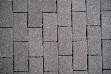 Kaldırımın yüzeyinin arka plan görüntüsü. Duvar kağıdı. Metin için substrat. Yaya geçidinin kaldırım kiremitli detaylı dokusu. Dış yüzeyde taş levhalar var. Üst görünüm.
